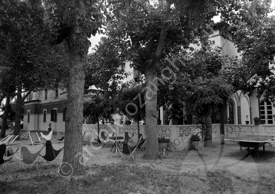 Hotel Quisisana Milano Marittima Viale Dante 25A? (stessa zona Hotel Dial e Arrigoni Tutti abbattuti) giardino alberi balaustra albergo poltroncine ping pong